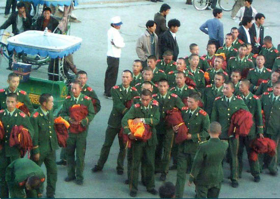 Kitajski vojaki z meniškimi opravami